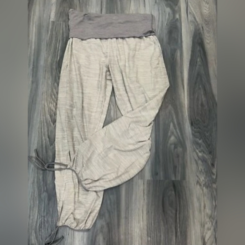 Lululemon Athletica Light Gray Crop Yoga Capris